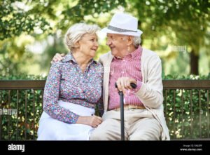 personas mayores felices en parque mexico