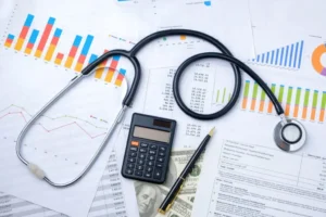 Cuántos días tengo para cobrar una incapacidad laboral en México 1 reloj junto a documentos medicos y calculadora