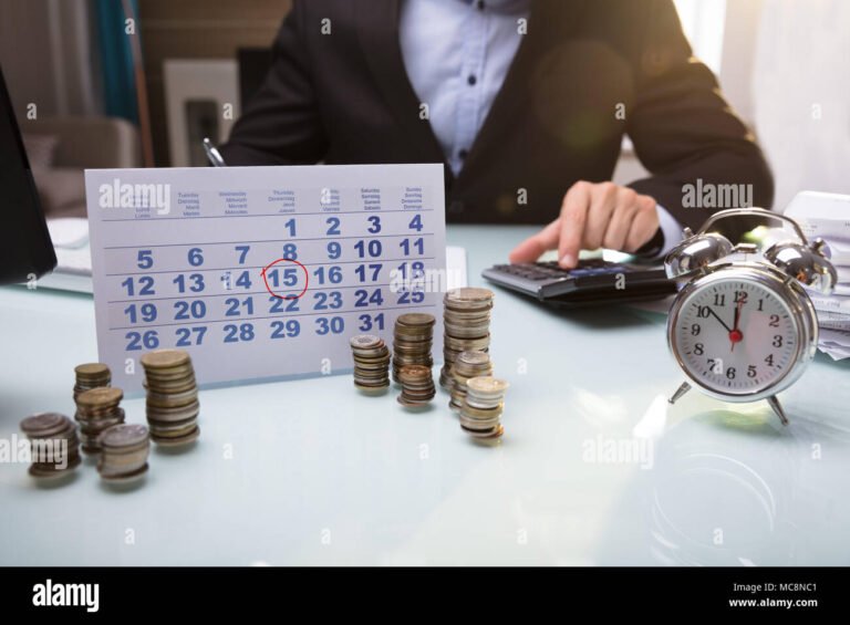 reloj y calendario junto a dinero empresarial