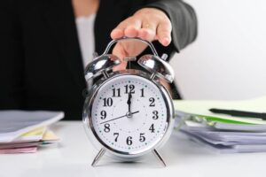Cuántas horas laborables por ley están permitidas en México 4 reloj y manos trabajando en oficina