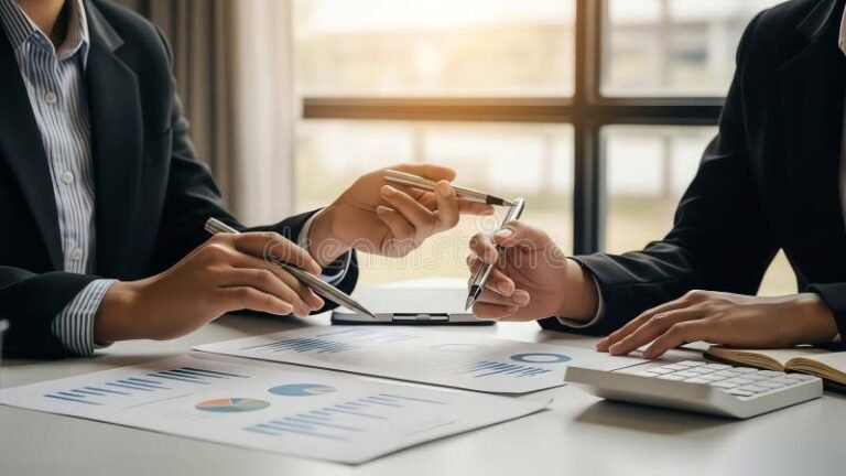 reunion de trabajo con documentos y calculadora