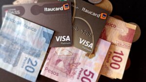 tarjeta de credito y billetes mexicanos juntos