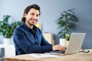 trabajador independiente usando laptop en oficina