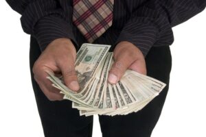 trabajador mexicano con billetes en mano