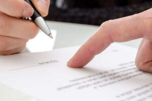 trabajador mexicano firmando contrato laboral