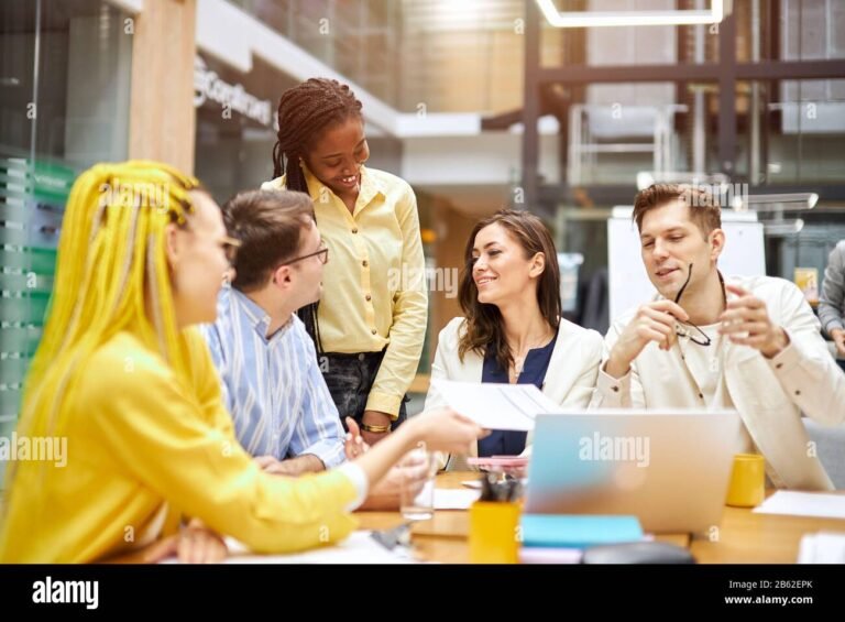 trabajadores felices recibiendo apoyo economico