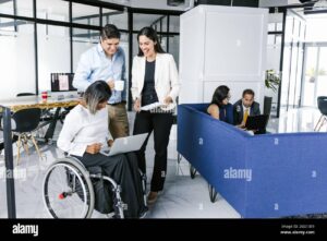 Qué incluye la Ley del Trabajo en México y cómo te protege 5 trabajadores mexicanos colaborando en oficina moderna